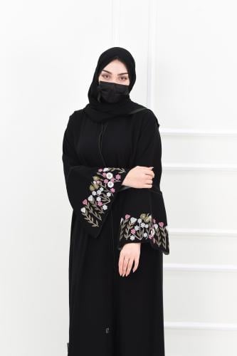 عباية أنيقة بتطريز ملون وحواف مزينة بالقيطان