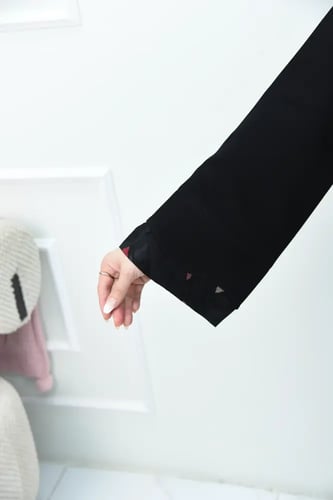 عباية كريب بتركيبة جاكار تركي ولمسات منحنيات أنيقة