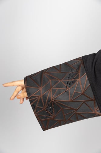 عباية جود بأشكال مثلثات باللون البني مزينة بفصوص ا...