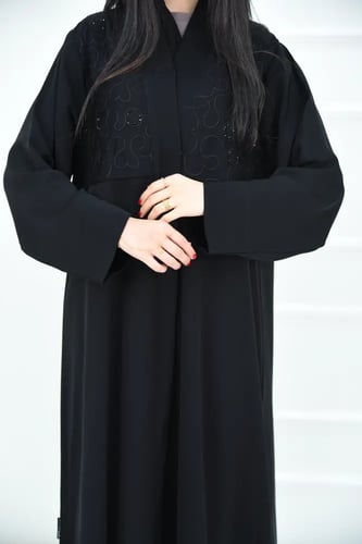 عباية سوداء نواعم بتطريز على الصدر