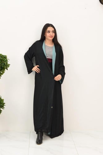 عباية سوداء مبطنة بقماش بلون تركواز مع تفاصيل مطرز...
