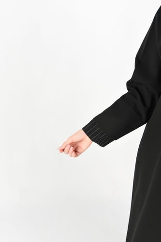 عباية كريب مزينة بقماش مقلم