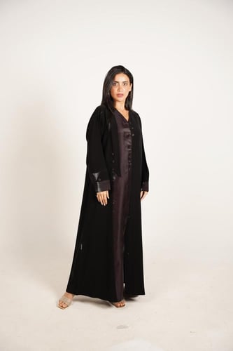 عباية كريب سوداء بتفاصيل ستان بلمعة بني