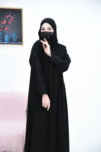 عباية نص كلوش بتطريز على طول الأكمام