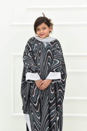 عباية بناتي نص بشت بقماش مموج واكمام رمادي