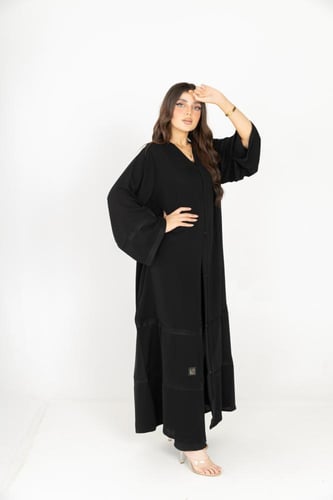 عباية مزينة بكلف باللون الأسود