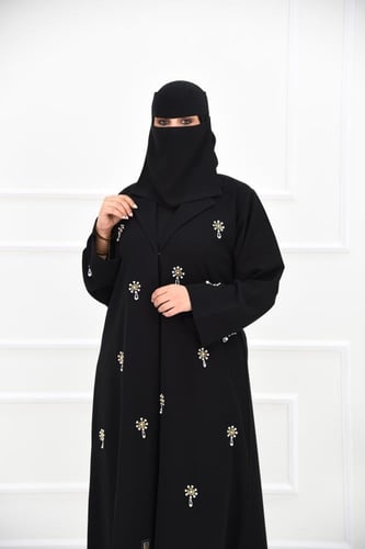 عباية كريب مرصعة بالفصوص الذهبية والكريستال