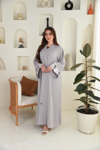 عباية بلون بيج مع تطريز على الكم