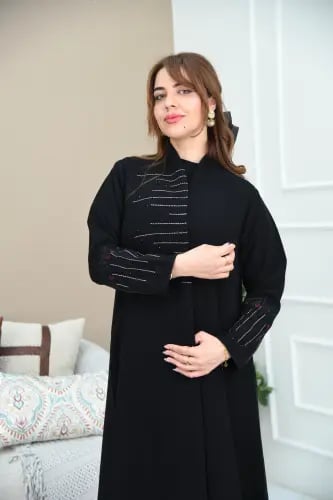 عباية مناسبات بتطريز خيط وفصوص على الصدر والكم