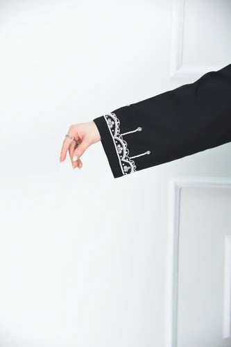 عباية مناسبات كريب فوها مع مخمل وتطريز شك ابيض