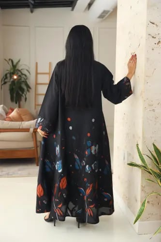 عباية سوداء نص كلوش بتشجيرة ملون على الخلف