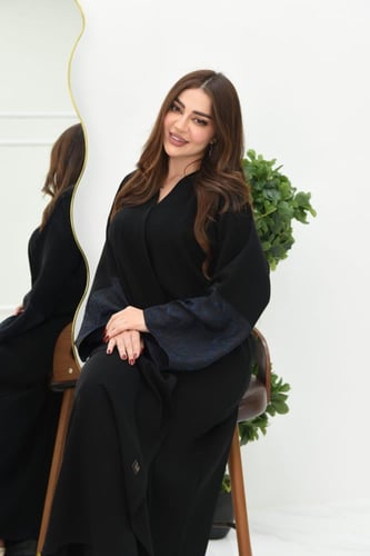 عباية لف بكم مربع بتشكيلة مميزة على الكم