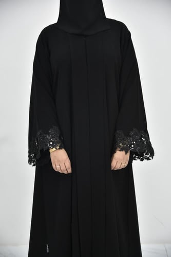 عباية بكلف مطرزة وكسرات ناعمة