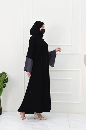 عباية سوداء بأكمام جاكار مفتوحة بلون رصاصي