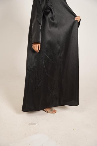 عباية ستان سوداء بتطريز أنيق في الأسفل