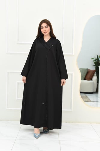 عباية كاجوال بتصميم كسرات أنيقة على الصدر