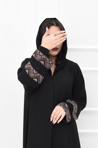 عباية كريب بتطريزات أنيقة على الأكمام
