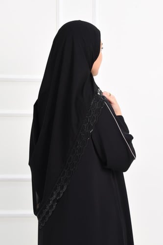 طرحة سوداء بكلفة مطرزة بالخرز على الحواف