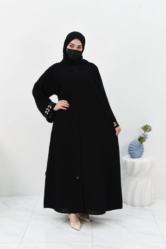 عباية انيقة بتطريزات ملونة على الاكمام