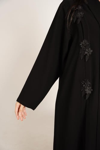 عباية أنيقة بكسرات وورود ساحرة على الصدر