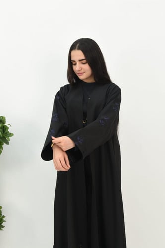 عباية انيقة مزينة بتطريز كحلي على الاكمام