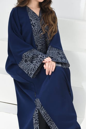 عباية كريب بلون كحلي تزينها تفاصيل من الجاكار