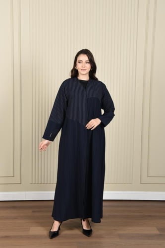 عباية كحلية بتفاصيل مقلمة