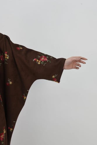 عباية شتوية بشت بلون بني بتطريز انيق