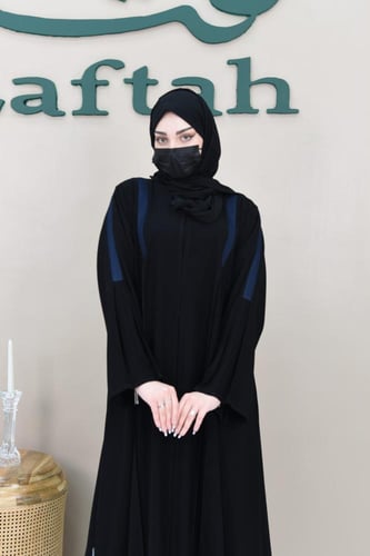 عباية كلوش بكسرات ومزينة بكلف بلون كحلي