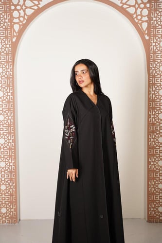 عباية أنيقة بتطريز ملون وقصة مميزة على الصدر