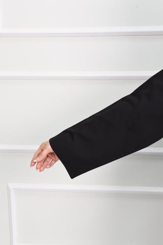 عباية كريب لف مطرزة بخرز مطفي