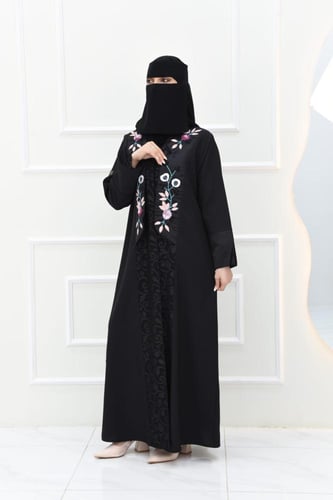 عباية سوداء بتطريز ملون