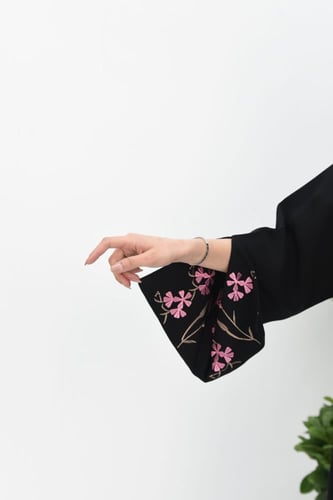 عباية سوداء بتطريزات ملونة ساحرة