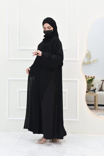 عباية بتطريزات وتفاصيل من قماش جاكار