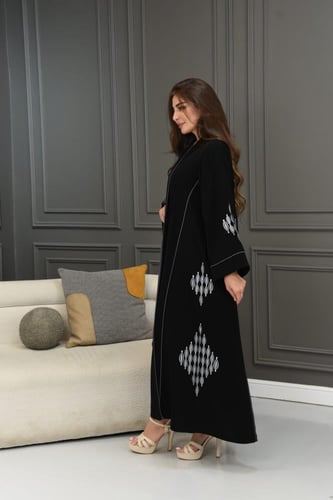 عباية سوداء بتطريز ملون