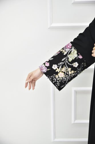 عباية نواعم بتطريز ملون ودانتيل مطرز بالترتر على ا...