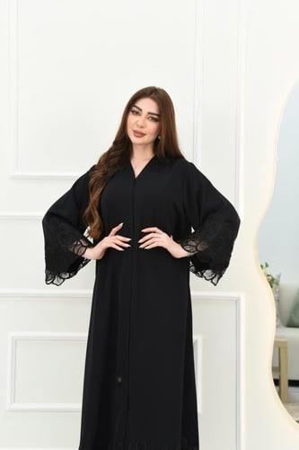 عباية ناعمة بتفاصيل دانتيل مطرز