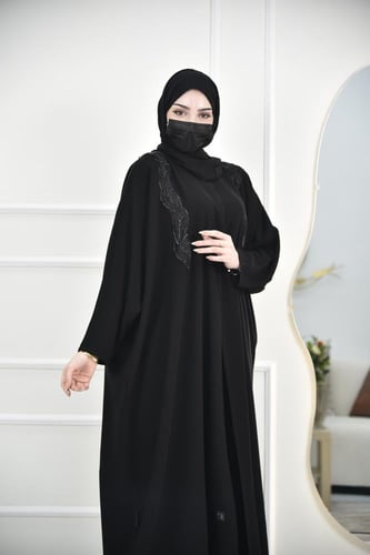 عباية نص بشت عباية بتفاصيل كلف مطرزة على الاكتاف