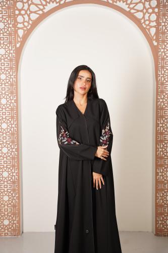 عباية أنيقة بتطريز ملون وقصة مميزة على الصدر