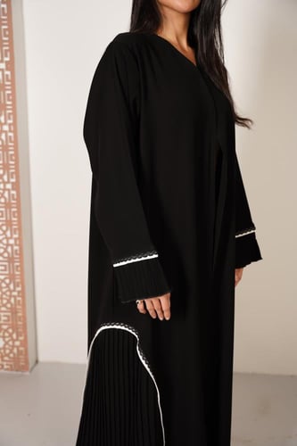 عباية بتفاصيل كسرات وتحديد أبيض مع كلفة