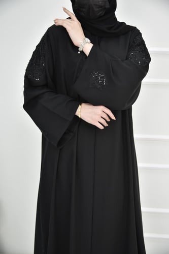 عباية كريب مزينة بكلفة تطريز وكم مربع