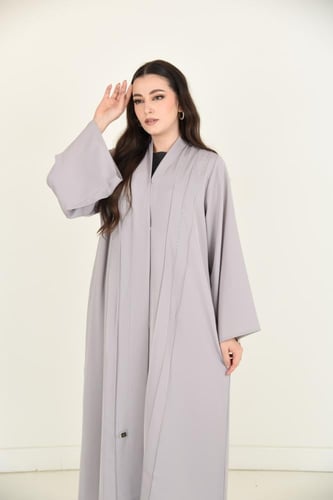 عباية بيج ناعمة بتطريز شك أنيق على الصدر والأكمام