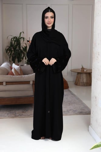 عباية عملية كريب بأكمام مخمل مطرزة