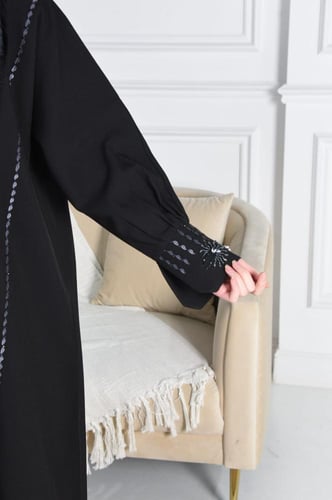 عباية كتان بتطريز ساحر من الخرز والأصداف