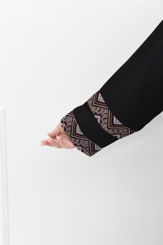 عباية كريب بتطريزات أنيقة على الأكمام