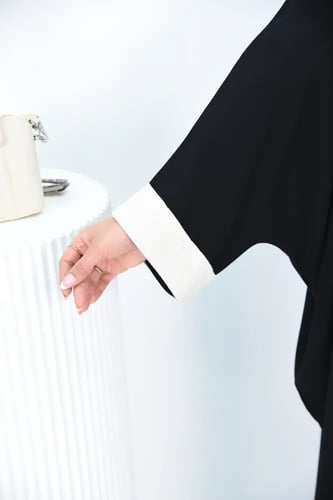 بشت عباية سوداء بباندة دبل كتان بيج