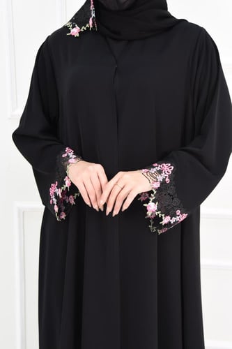 عباية مناسبات ناعمة بكلفة أنيقة على الكم والطرحة