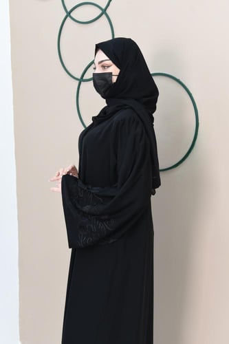 عباية نواعم بتطريز اسود على الاكمام