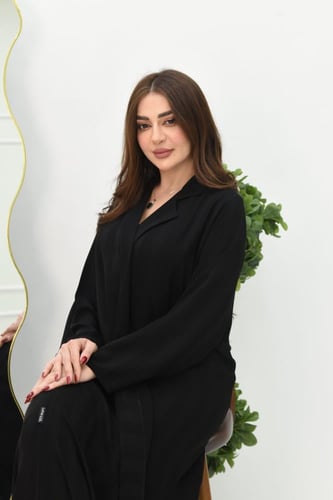 عباية مقلمة بخطوطه متناغمة: مميزة بياقة