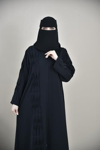 عباية مناسبات بكسرات مطرزة تزين جانب العباية والأك...